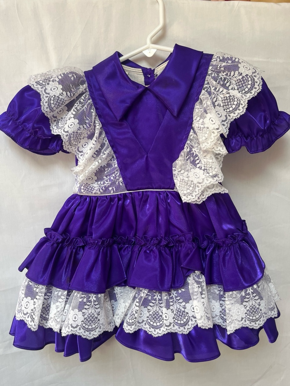Vintage Lulus purple and white lace trim dress: size 2

Elastic shot: pictured